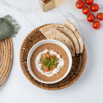 فول بالطحينية مع خبز عربي